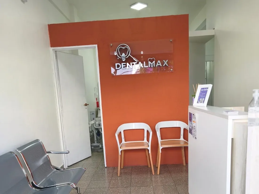 Sala de espera del consultorio DentalMax