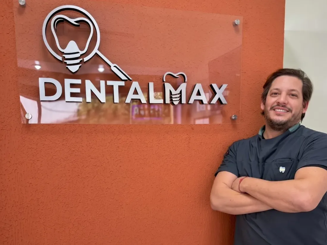 Dr. Máximo D. Benedetto en la recepción del consultorio
